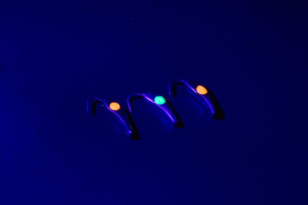Картинка Блесна Musurok Огонь 1 см UV-вставка (металл серебро UV розовая) от магазина Главный Рыболовный